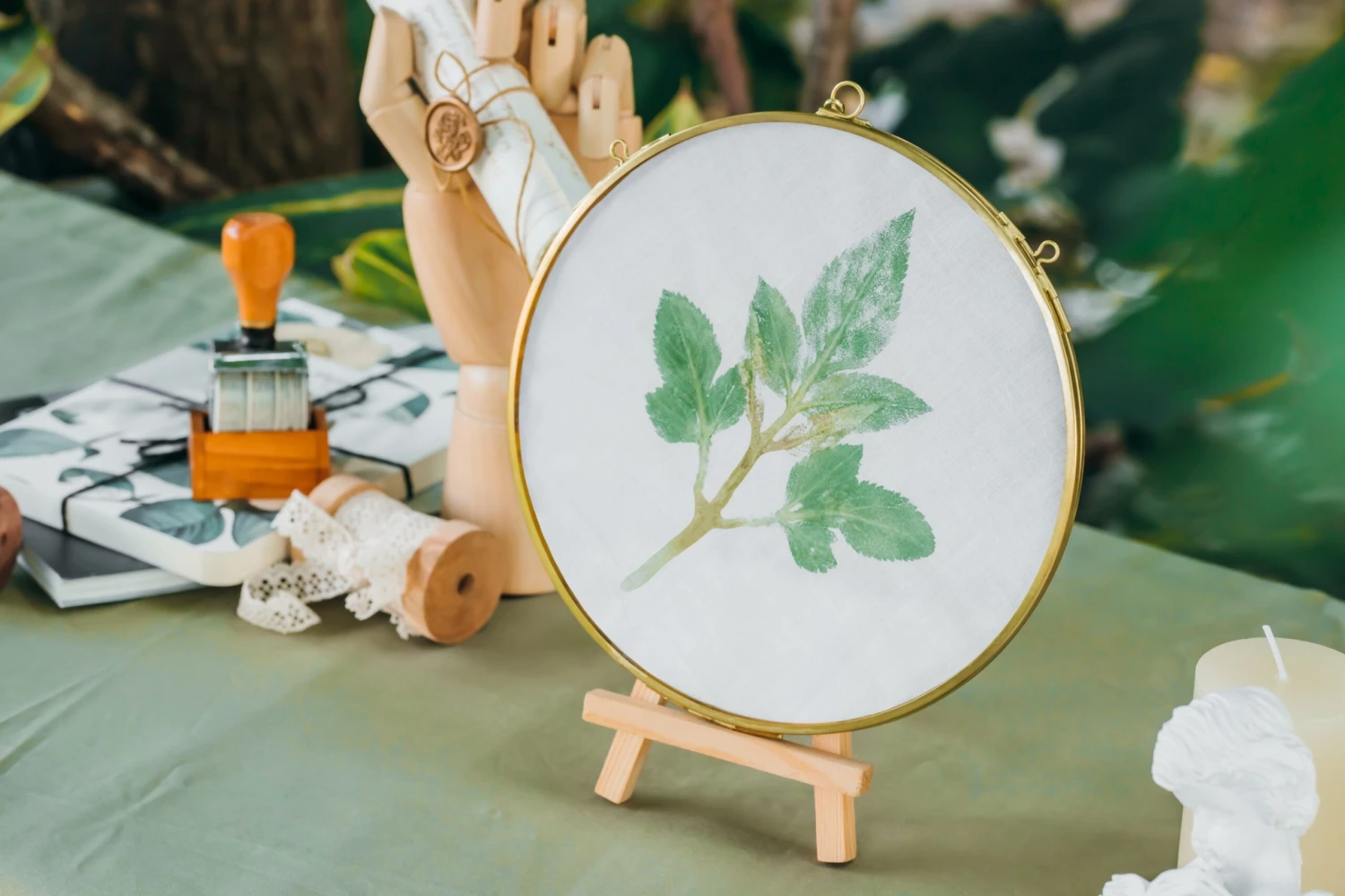 NCYP Wall Hanging Round 8" 10" 12" Herbarium Brass Glass Frame For Pressed Flowers, Poster, Double Glass, Floating Frame 5 NCYP Wall Hanging Round 8" 10" 12" Herbarium Brass Glass Frame For Pressed Flowers, Poster, Double Glass, Floating Frame - Image 3